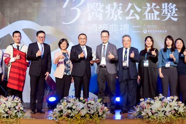 侯友宜市長、衛生局長陳潤秋〈左三〉與獲獎人合影。(圖/新北市衛生局提供)