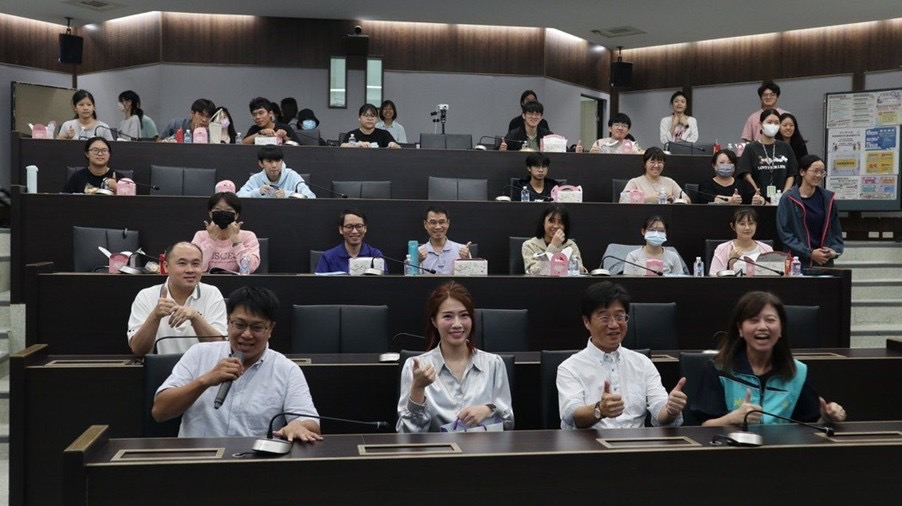 質感家品牌執行長陳音潔與海洋大學、基隆市政府同仁合影。（圖/國立臺灣海洋大學提供）