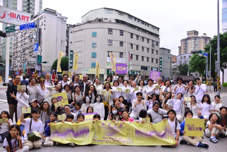 街頭劇場-建國路與民權路口大合照。（圖／國家人權博物館 提供）