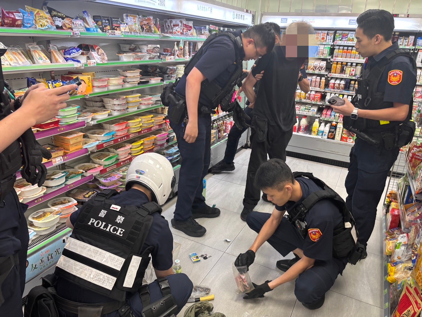 今年9月一名德國籍何姓男子因失業生活不濟，持刀搶劫桃園市中壢區中原商圈的超商及超市。（記者翻攝）
