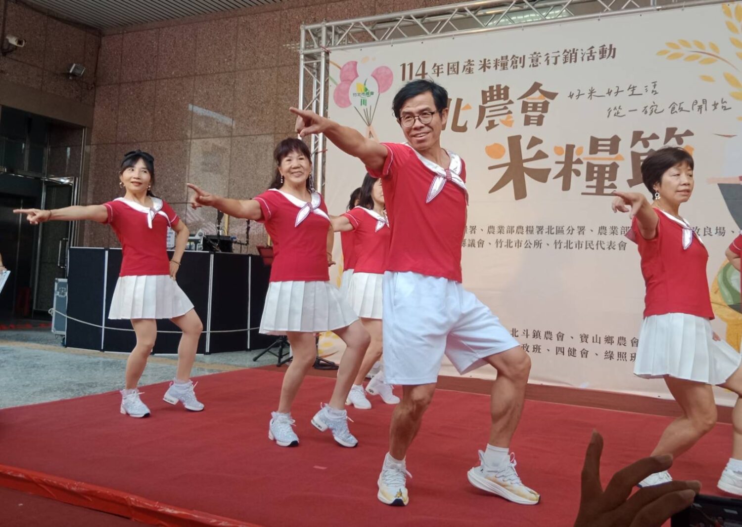 中崙社區排舞班唯一男生吳輝榮練舞僅2個月,竹北米糧節助陣舞姿博取全場喝采。(圖/記者黃溎芬攝影)