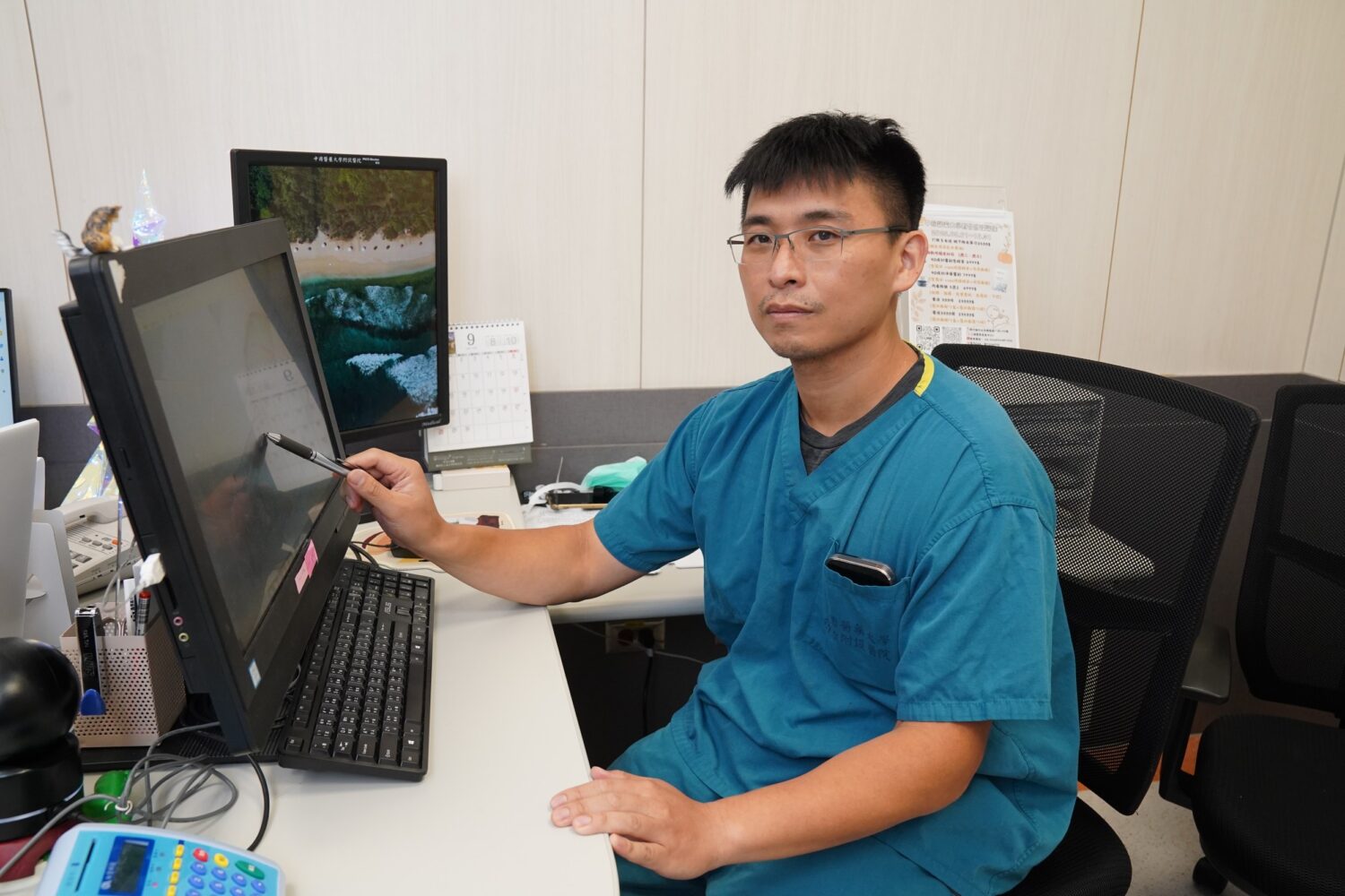 術前可見左眼皮下方約一公分黑色腫塊，位置靠近睫毛邊緣，已影響患者視線。經整形外科醫師評估後，以顯微手術方式切除。（圖/記者張家燁翻攝）