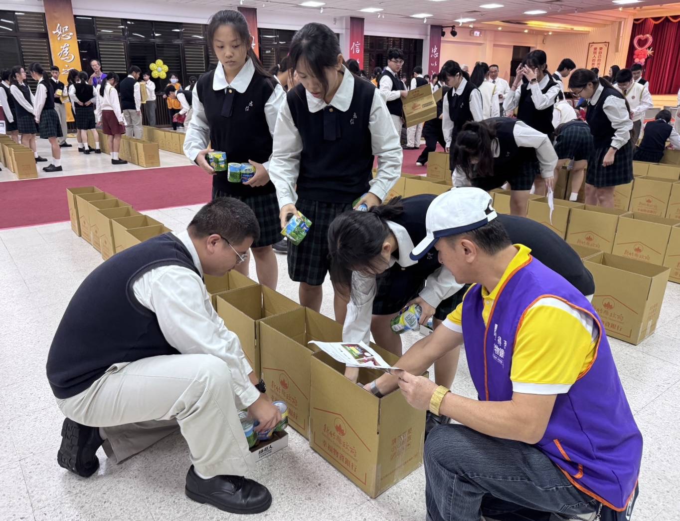 忠信學校師生們以實際行動傳遞關懷與愛心，齊心合力完成200箱「惜食傳愛」。（圖/記者黃溎芬翻攝）