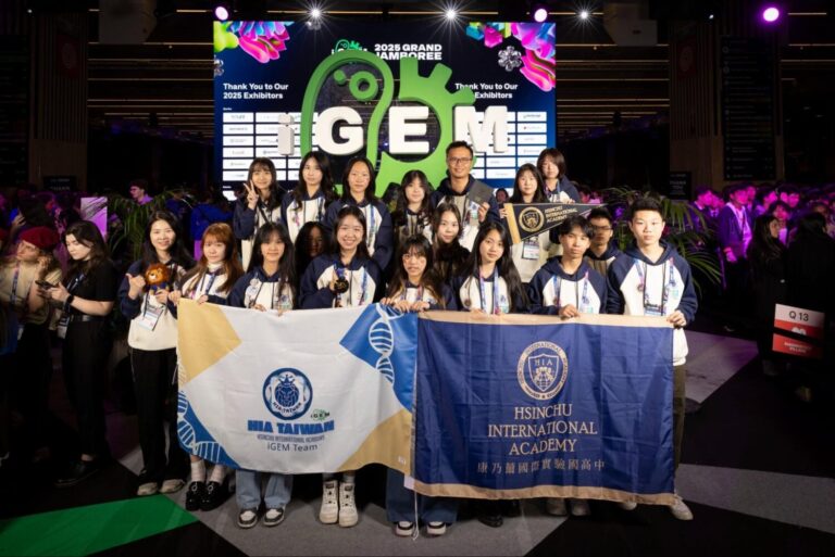 HIA-Taiwan 團隊於 2025 iGEM Grand Jamboree 榮獲金牌後合影留念，舉起校旗象徵榮耀與團隊精神，為臺灣教育與科研再添光采。（圖/記者張家燁翻攝）