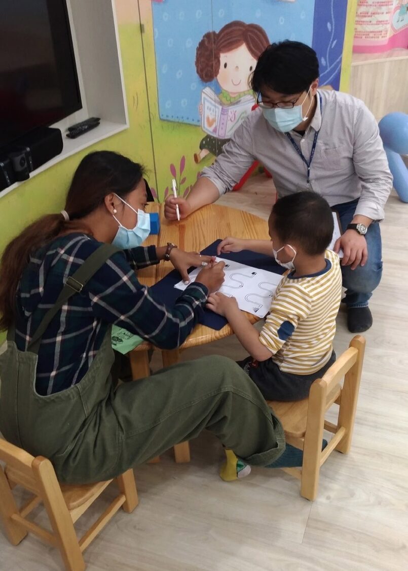 林建亨醫師（右）與臨床團隊陪伴家長與孩童進行心理與發展評估，以溫柔陪伴與專業療癒，協助受創兒少逐步復原。（圖/記者張家燁翻攝）