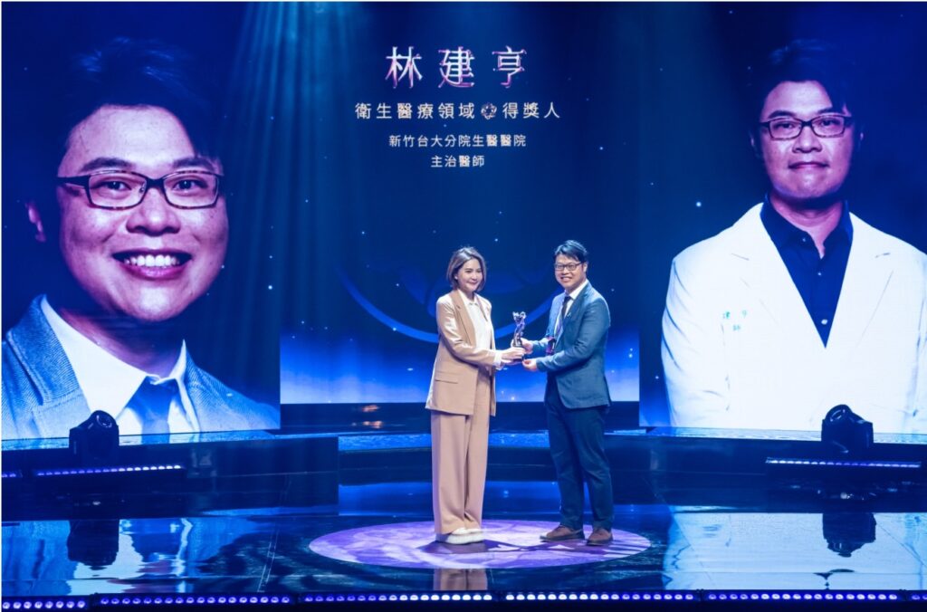 新竹臺大分院精神醫學部林建亨醫師榮獲衛生福利部「紫絲帶獎」,由貴賓於頒獎典禮上親自頒授獎座,肯定其長年深耕兒少保護醫療的卓越貢獻。(圖/記者張家燁翻攝)