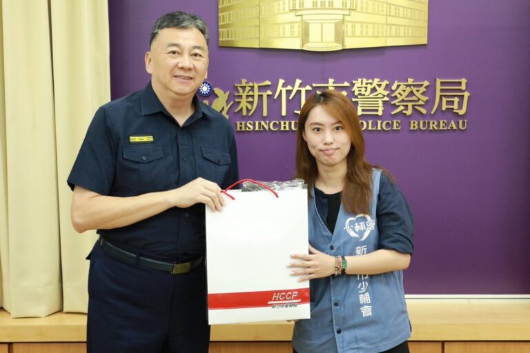 新竹市警察局長許頌嘉（左）於10月15日公開表揚張瑋容（右），肯定其在少年輔導工作中的專業表現與堅持，感謝其長年陪伴青少年走過人生關卡。（圖/記者張家燁翻攝）
