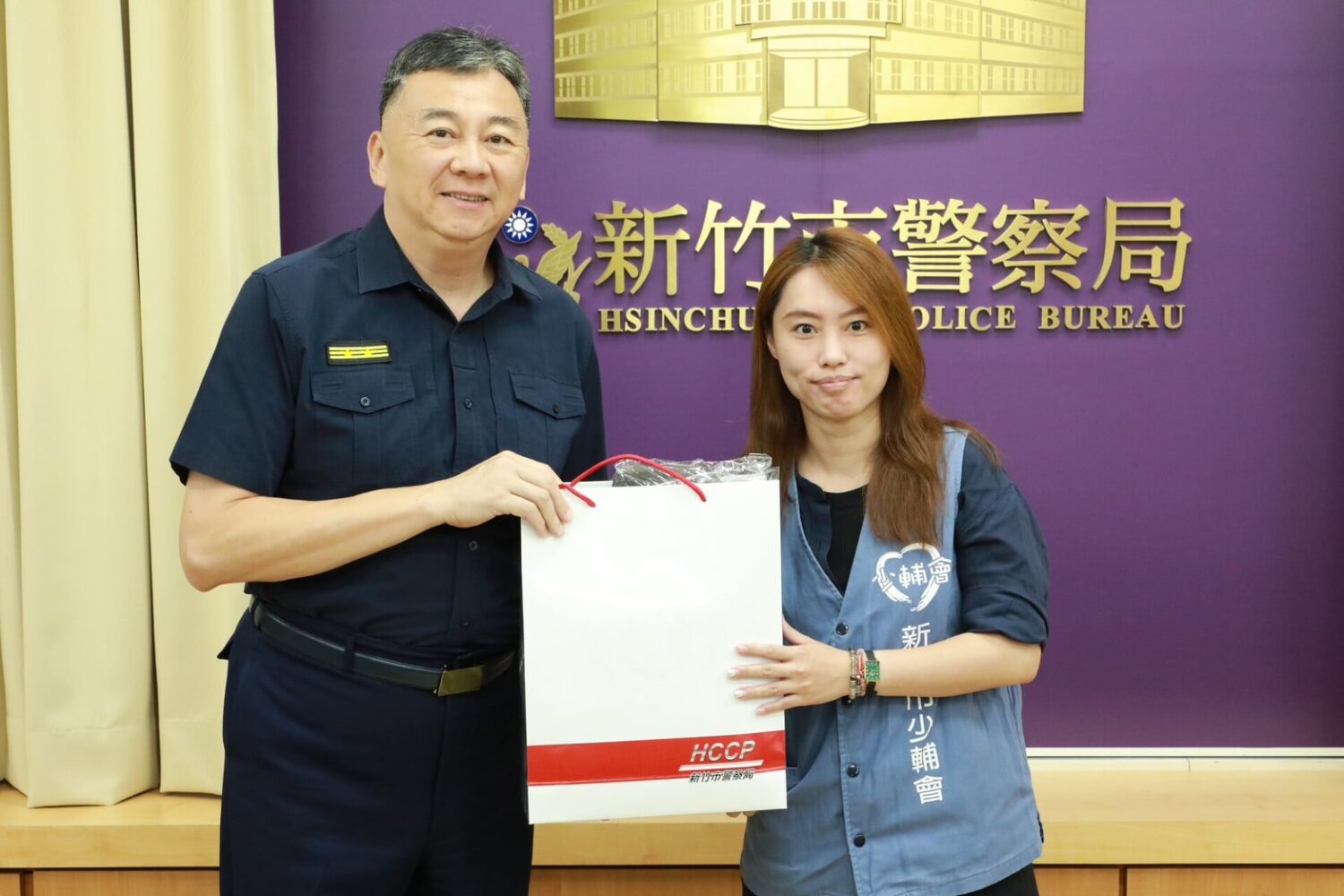 新竹市警察局長許頌嘉(左)於10月15日公開表揚張瑋容(右),肯定其在少年輔導工作中的專業表現與堅持,感謝其長年陪伴青少年走過人生關卡。(圖/記者張家燁翻攝)