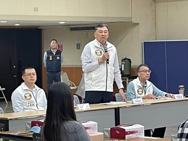 座談會中，警方向金銀珠寶從業人員說明近期治安情勢，強調加強店面安全設備、提高防搶與識詐意識的重要性，期望警民合作共同守護財產安全。（圖/記者張家燁翻攝）