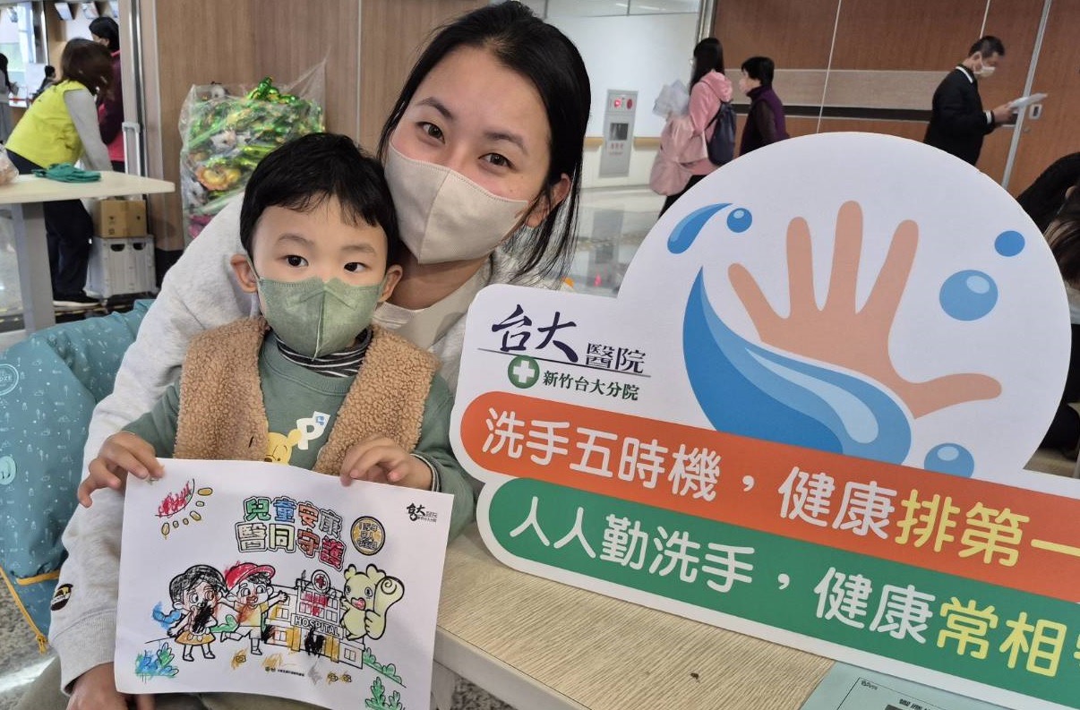 家長與孩子參與「世界抗生素週」兒童衛教闖關活動,透過繪畫及洗手五時機宣導,從小建立正確清潔、用藥與感染預防觀念。(圖/記者張家燁翻攝)