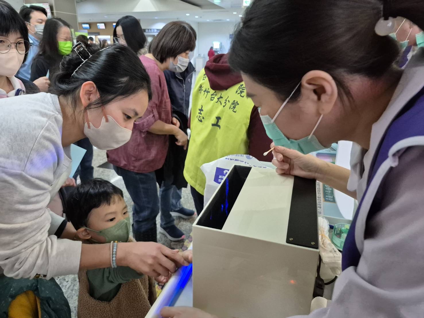衛教活動現場,藥師示範手部清潔及抗藥性預防互動設備,吸引家長與孩童參與,透過實作體驗認識正確的清潔與用藥觀念。(圖/記者張家燁翻攝)