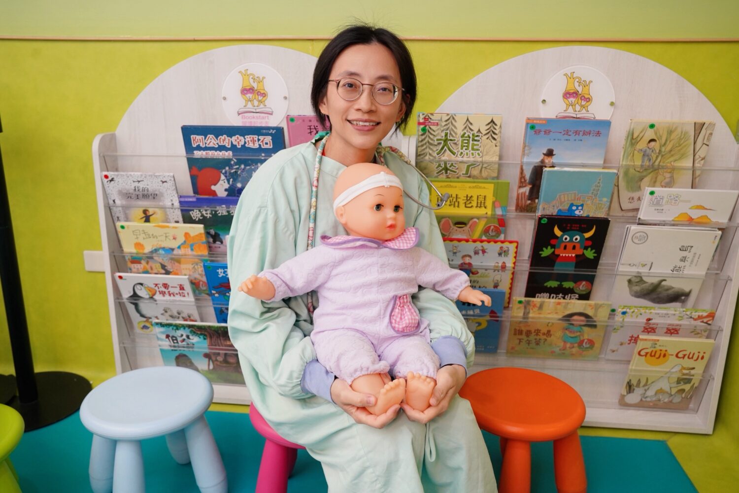 兒科醫護人員示範新生兒照護與早產兒追蹤重點，向家長講解口腔發展與肌膚接觸的重要性，透過親切互動與衛教，協助家長在家也能安心照顧寶寶。（圖/記者張家燁翻攝）