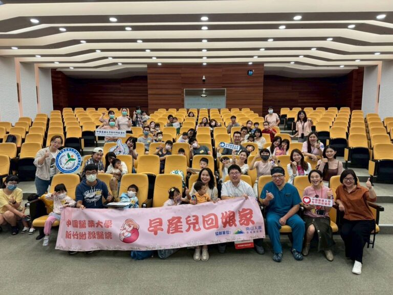 本院舉辦首場「早產兒回娘家」活動，邀請早產兒家庭返院同歡，場面溫馨熱鬧，醫療團隊與家長共同見證孩子們健康成長的歷程，象徵醫病攜手的溫暖力量。（圖/記者張家燁翻攝）