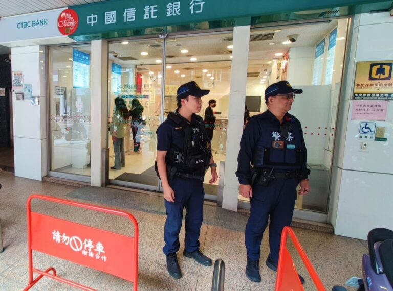 金融機構加派警力巡邏（圖／記者戴昱弘翻攝）