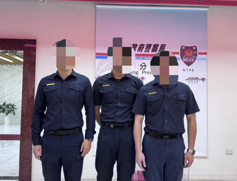 陳姓所長(最左)日前受分局表揚照。(記者徐煜勝翻攝)