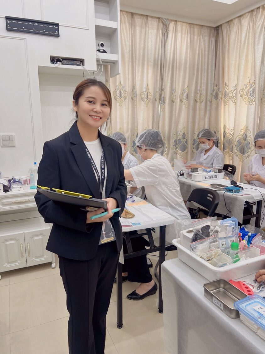 唐國英老師於課堂中巡視指導，隨時記錄學員狀況並給予實作建議，現場學員專注練習，展現專業學習氛圍與教學熱忱。（圖／記者林照東翻攝）