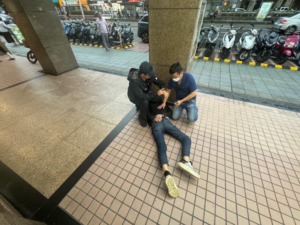 大安警方壓制逮捕犯嫌。(記者徐煜勝翻攝)