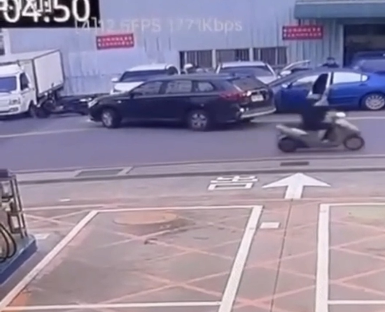 新北刑大警方包抄圍捕詐團車手。(記者徐煜勝翻攝)