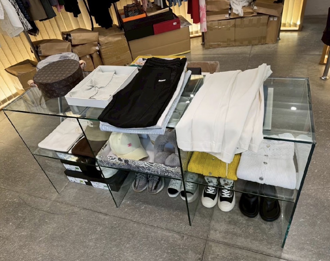 警方搜索店家所查獲仿冒商品。（記者徐煜勝翻攝）