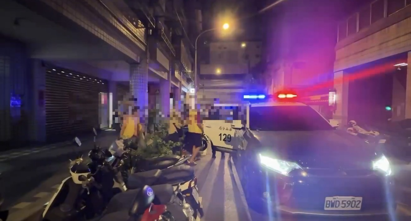 警方移送現場賭客。（記者徐煜勝翻攝）