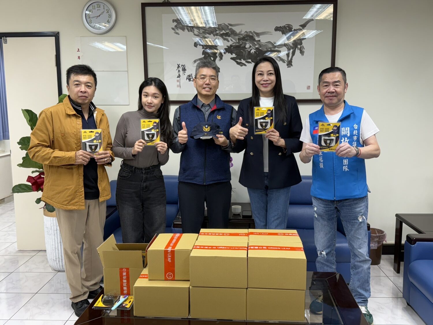 右起:台北市議員闕枚莎辦公室主任張冠韻、闕枚莎議員、中山分局長張耀仁、特助蔡昀倩、綠廣實業蔡遠崙董事長。(記者徐煜勝翻攝)