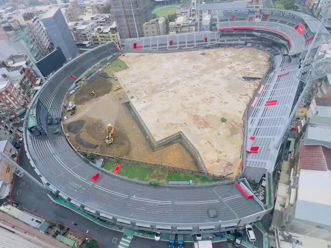 新竹棒球場改善工程空拍畫面，可見覆土移除後的球場全貌。市府強調，所有工程處置均依契約與鑑定結果依法辦理，目的在確保結構安全與球場未來啟用品質。（圖／新竹市政府提供）