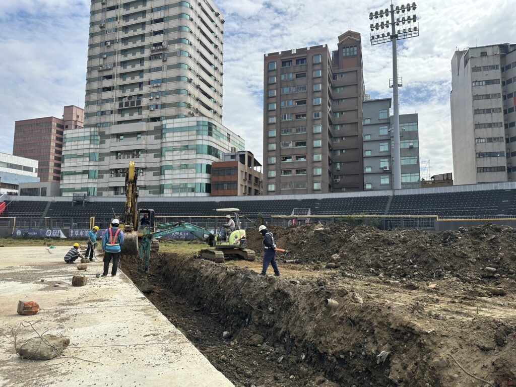 新竹市政府啟動棒球場覆土移除與改善工程,施工團隊進場進行結構減載作業,現場施工過程全程依照工程安全規範執行,確保球場結構安全與後續修復品質。(圖/新竹市政府提供)