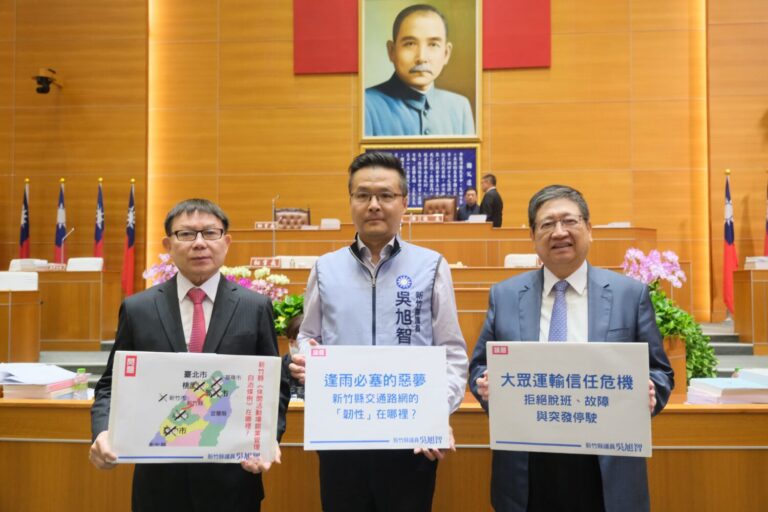 議員吳旭智於縣議會總質詢提出多項交通與治安議題,縣長楊文科(右)、議長張鎮榮(左)及相關局處首長到場聆聽並回應。(圖/記者林照東翻攝)