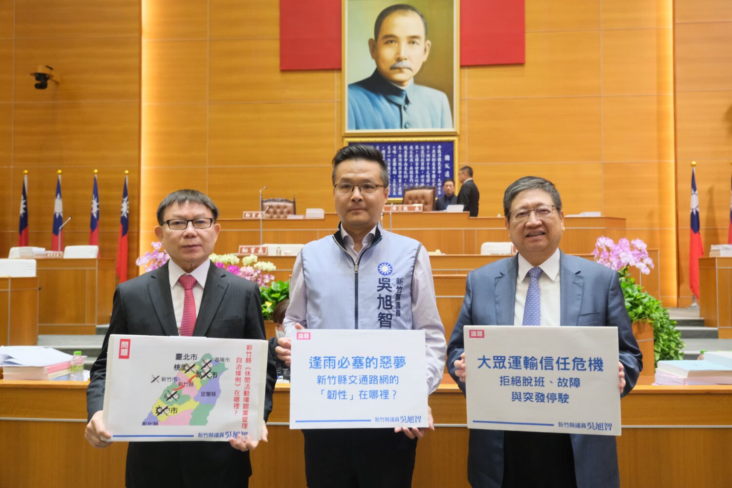 議員吳旭智於縣議會總質詢提出多項交通與治安議題,縣長楊文科(右)、議長張鎮榮(左)及相關局處首長到場聆聽並回應。(圖/記者林照東翻攝)