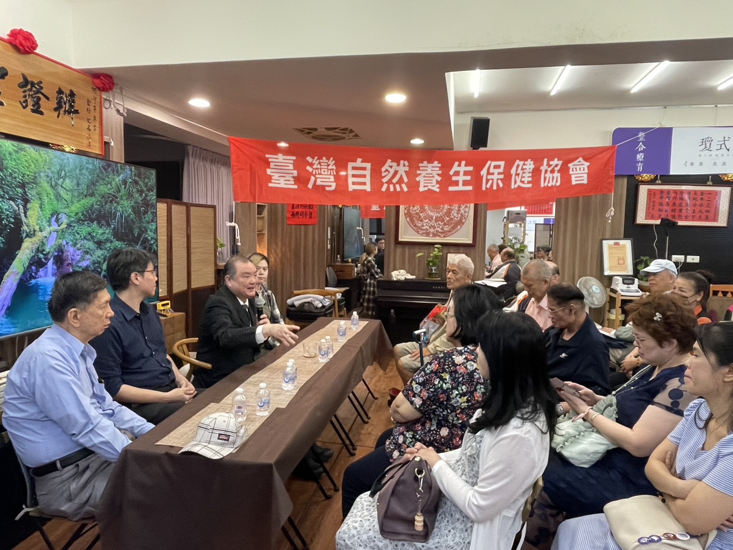 民間56個團體於研討會中與民眾面對面交流,現場座無虛席,受害者踴躍參與討論醫療與司法改革議題。(圖/主辦單位提供)