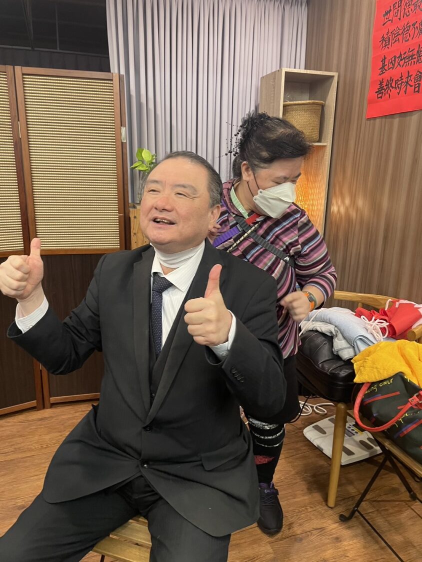 劉承武理事長活動現場接受義診調理,展現民間團體長期推動公益與關懷弱勢的精神。(圖/主辦單位提供)