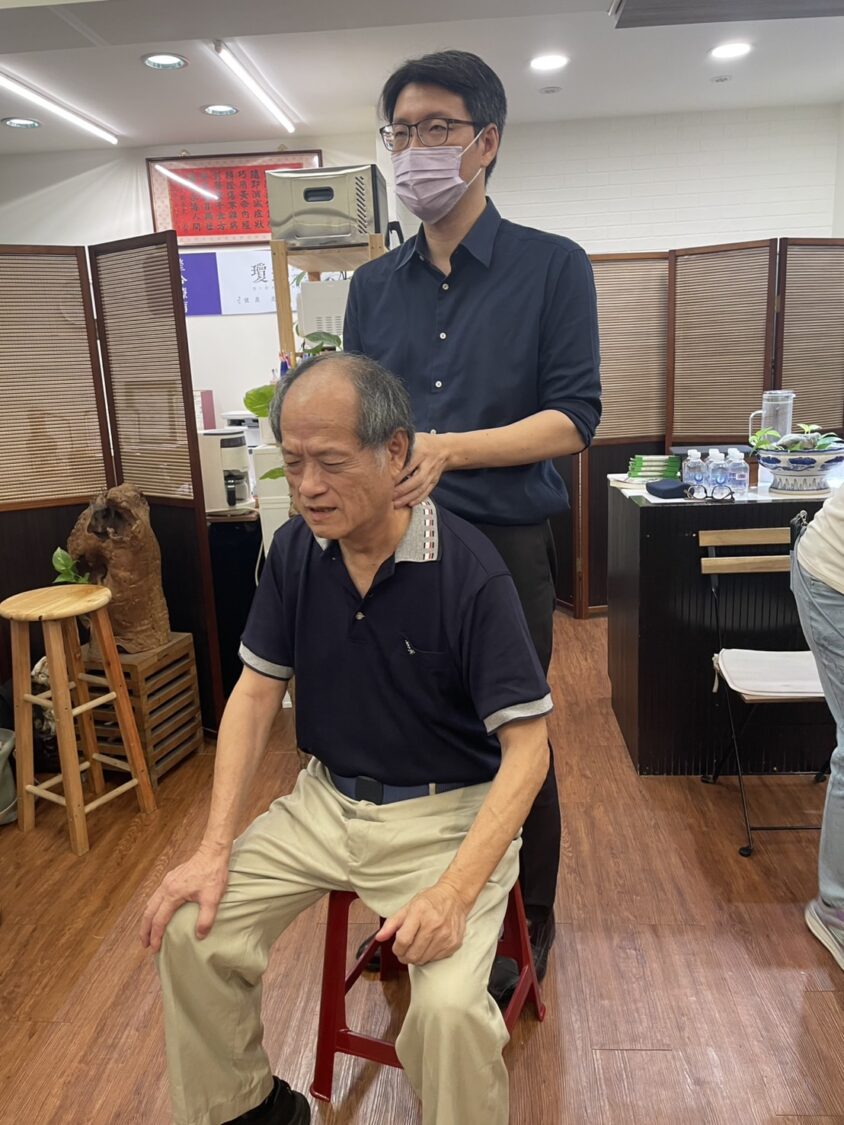 專業志工協助長者肩頸調理,活動中除了研討會外也同步提供義診與健康關懷服務。(圖/主辦單位提供)