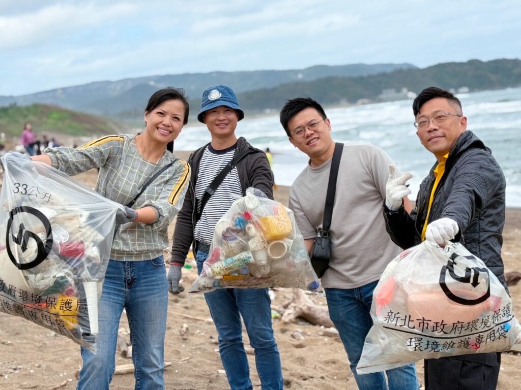 簡岑穎會長與企業代表合力清出滿袋海洋廢棄物,展現企業落實 ESG 與守護海岸的具體成果。(圖/新創總會提供)