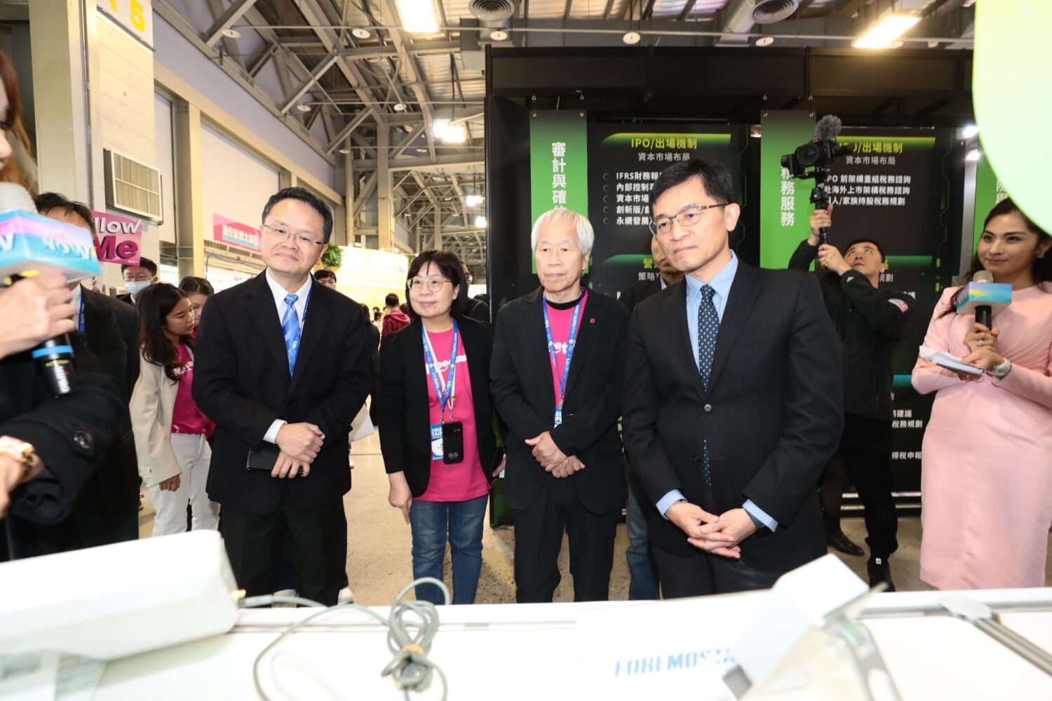 經濟部政務次長 何晉滄蒞臨經濟部智慧財產局專館觀展。（圖記者林照東翻攝）