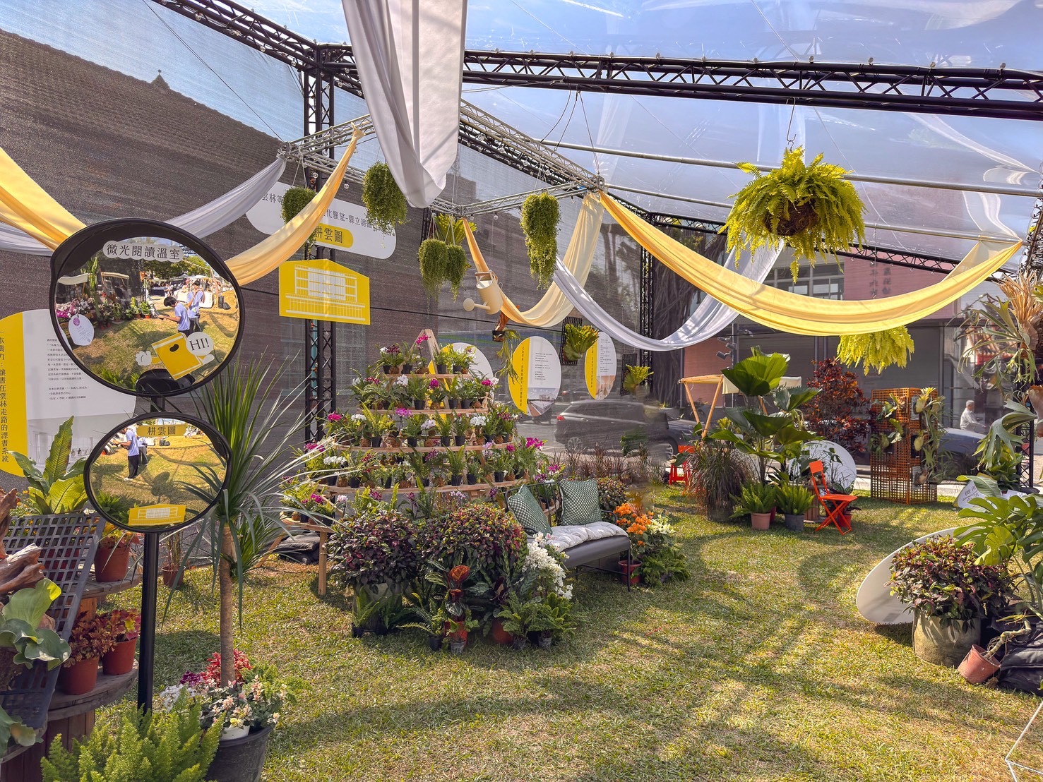 戶外大型《微光閱讀溫室》，由《微光閱讀溫室》×《耕雲圖》共同呈現。策展人張光儀表示，此次策展理念是「把閱讀種進溫室」，期待讓民眾看見雲林總圖未來的萌芽與生長。（圖/沐木品牌整合行銷提供）