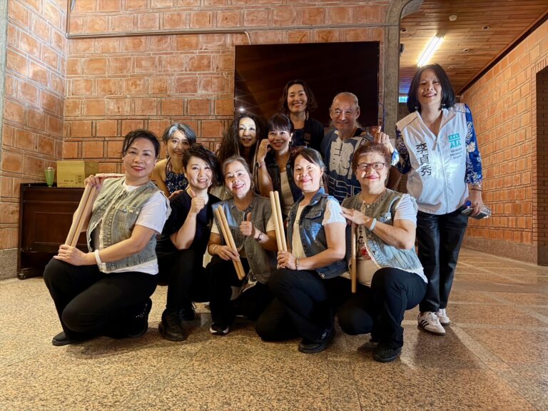 日本淺野香老師太鼓團隊與民眾黨不分區準立委李貞秀合影。(圖記者林照東翻攝)