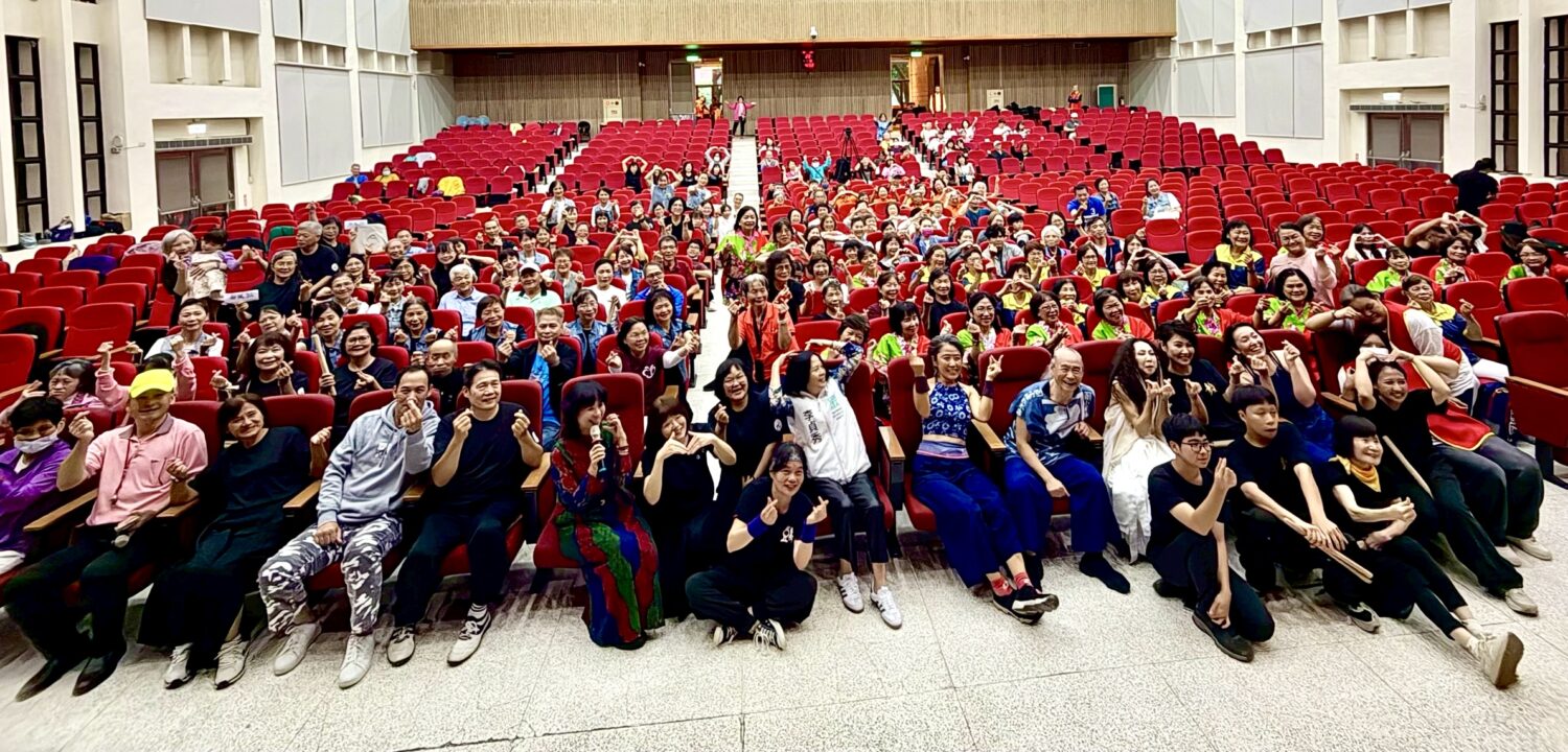 新竹縣太鼓文化協會主辦的《2025 鼓動竹塹太鼓公益演奏會》大合照。（圖/記者林照東翻攝）