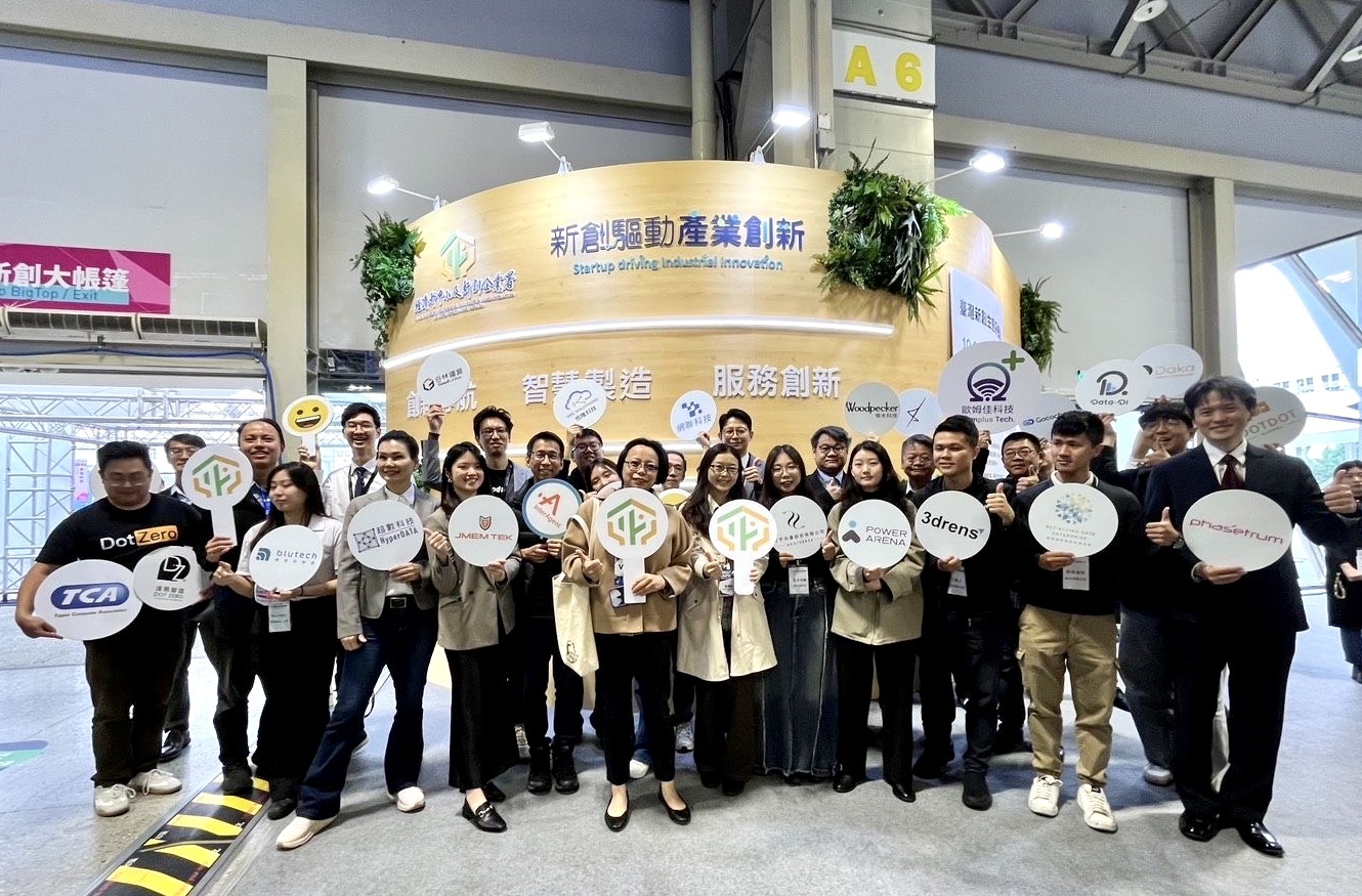 中小及新創企業署與所扶植之新創參展廠商合影。（ 圖/新創總會提供）alt=“Meet Taipei 2025 中企署新創展館”