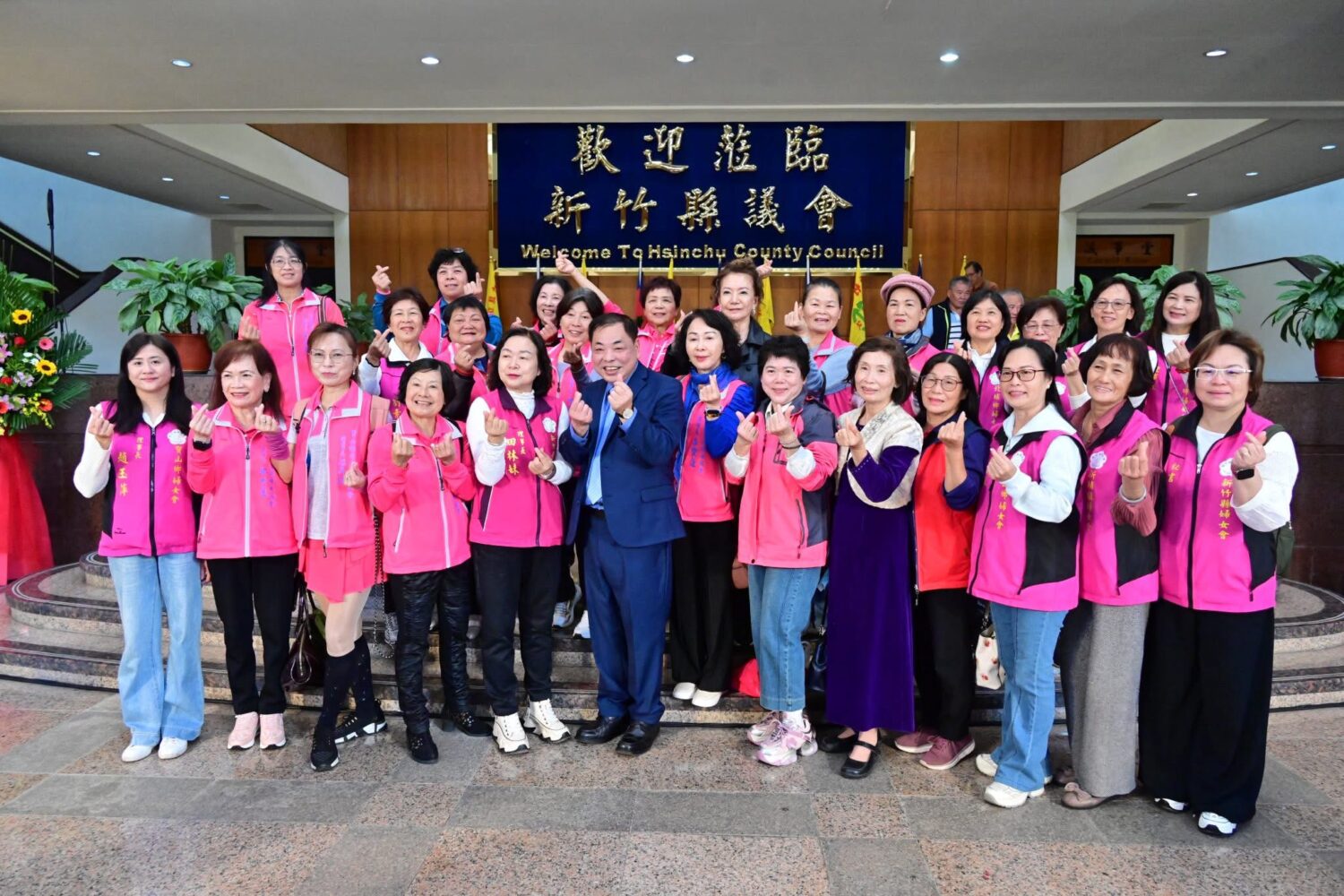 婦女團體踴躍出席陳見賢參選記者會，熱情比出愛心手勢挺見賢，象徵地方女性力量與基層支持全面到位。（圖／記者林照東翻攝）