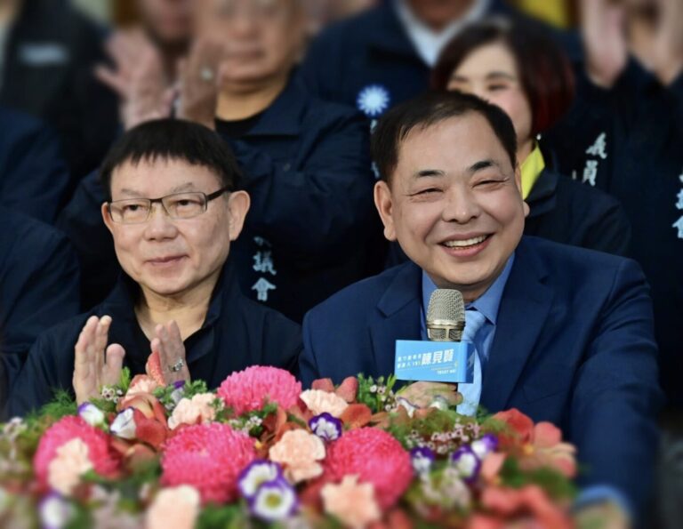 新竹縣議會大團結!議長張鎮榮帶領議員及鄉鎮市長與地方民意代表齊聚站台力挺陳見賢,展現跨黨派高度支持。(圖/記者林照東翻攝)