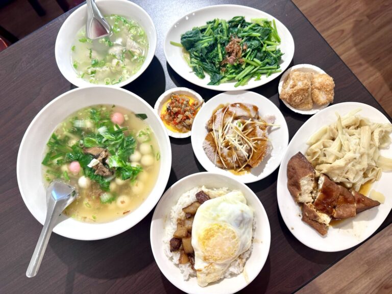 店內招牌魯肉飯搭配滷豆腐、滷白菜、油蔥乾板條與各式湯品，一桌滿滿家常滋味，展現傳統台式料理的樸實魅力。（圖／記者林照東攝）
