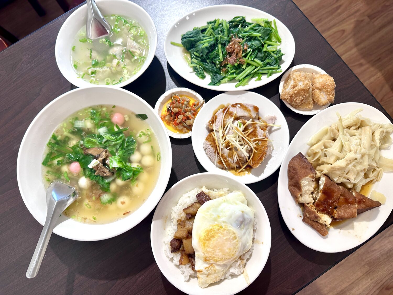 店內招牌魯肉飯搭配滷豆腐、滷白菜、油蔥乾板條與各式湯品，一桌滿滿家常滋味，展現傳統台式料理的樸實魅力。（圖／記者林照東攝）