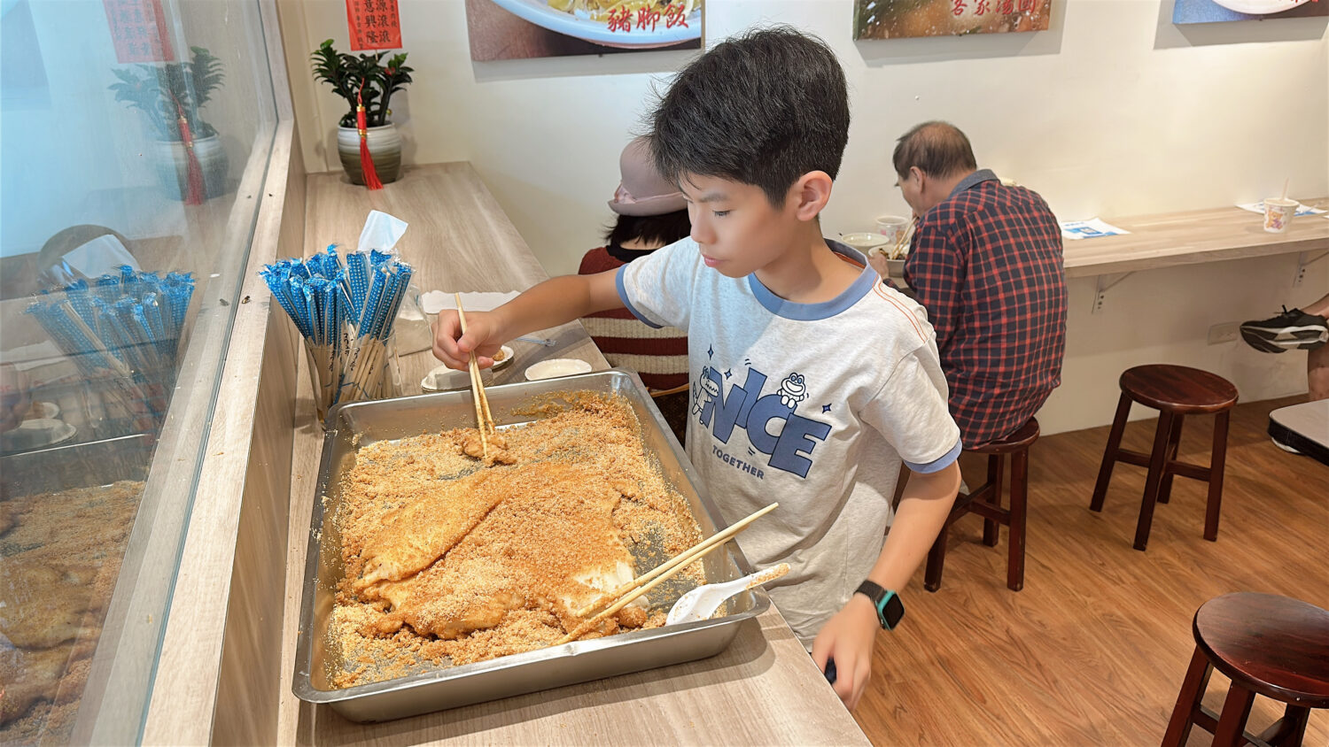 開幕期間店家貼心準備古早味手作麻糬，小朋友現場沾花生粉、玩得不亦樂乎，成為店內最受歡迎的互動亮點。（圖／記者林照東攝）