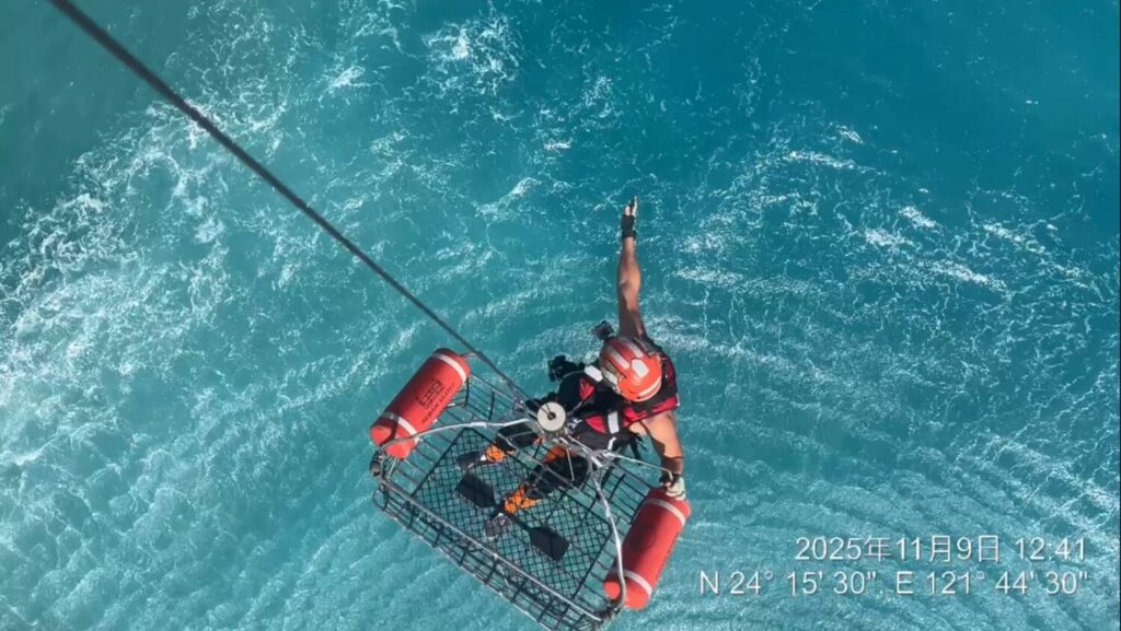 花蓮象鼻岩ㄧ名女子落海，空勤吊掛分隊獲報後即刻出動搶救。(海巡署提供)