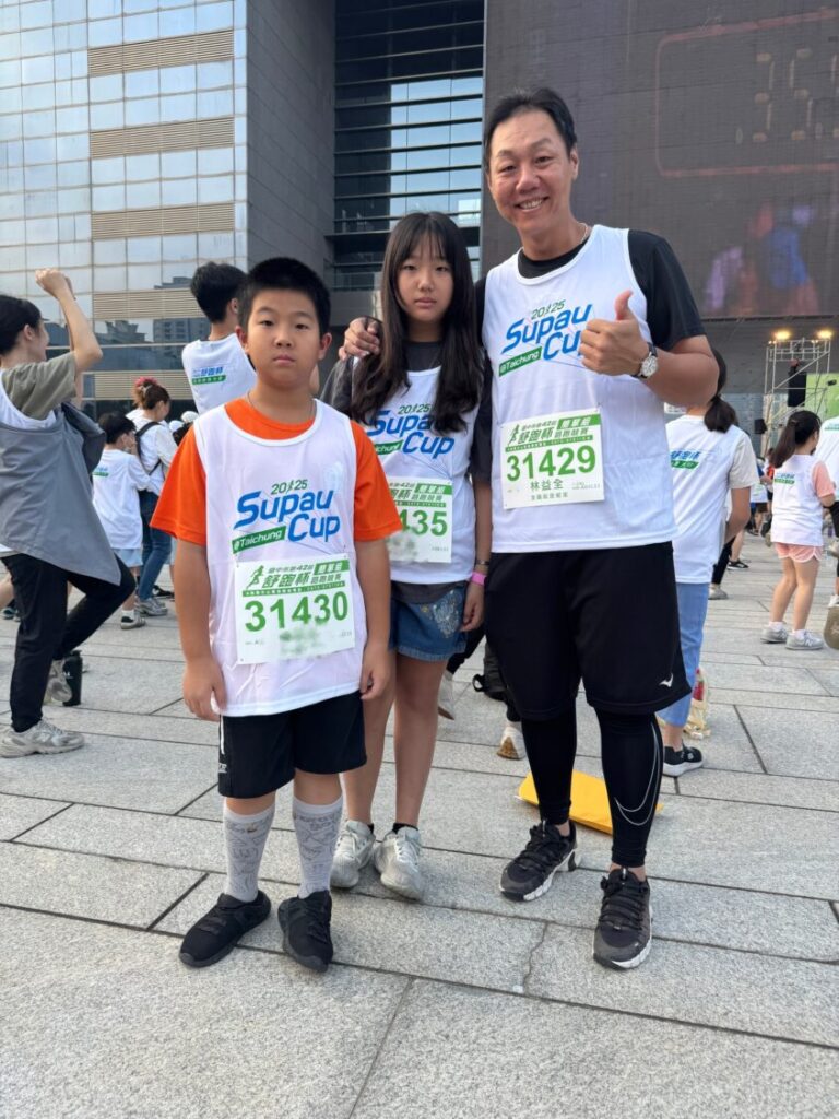 林益全帶著兩個孩子一同參賽,現場氣氛熱烈溫馨。(圖/記者林家嘉攝)