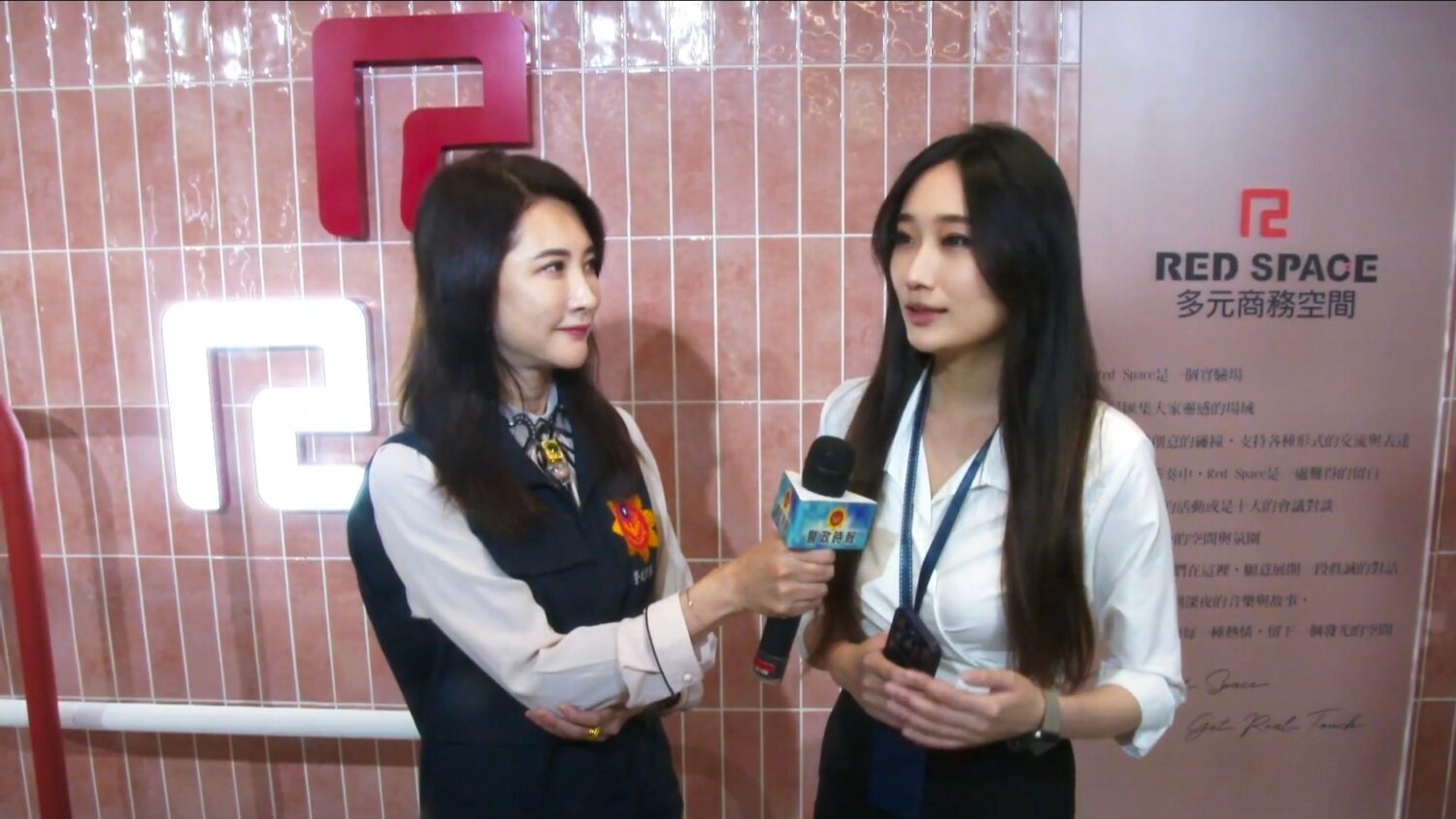 Red Space創辦人 Joy（圖右）表示：「Red Space擁有單一平面千坪活動空間，是台北市極少數可24小時使用的大型場地。」（圖／記者 施立偉攝）