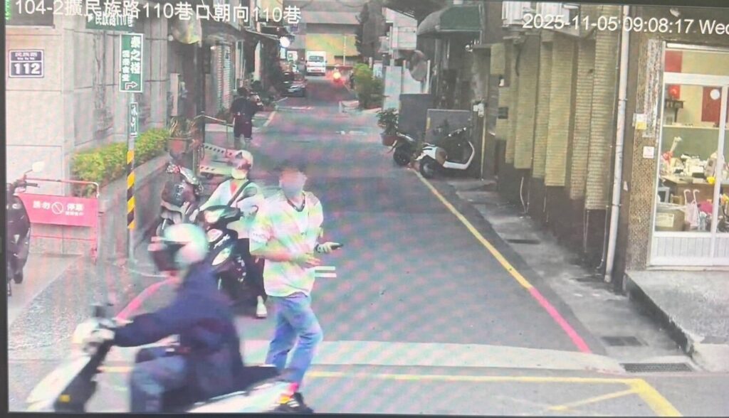 詐騙集團車手取走被害人寄出的提款卡，警方調閱監視影像比對動線，最終循線查緝到案。（圖／記者林家嘉翻攝）