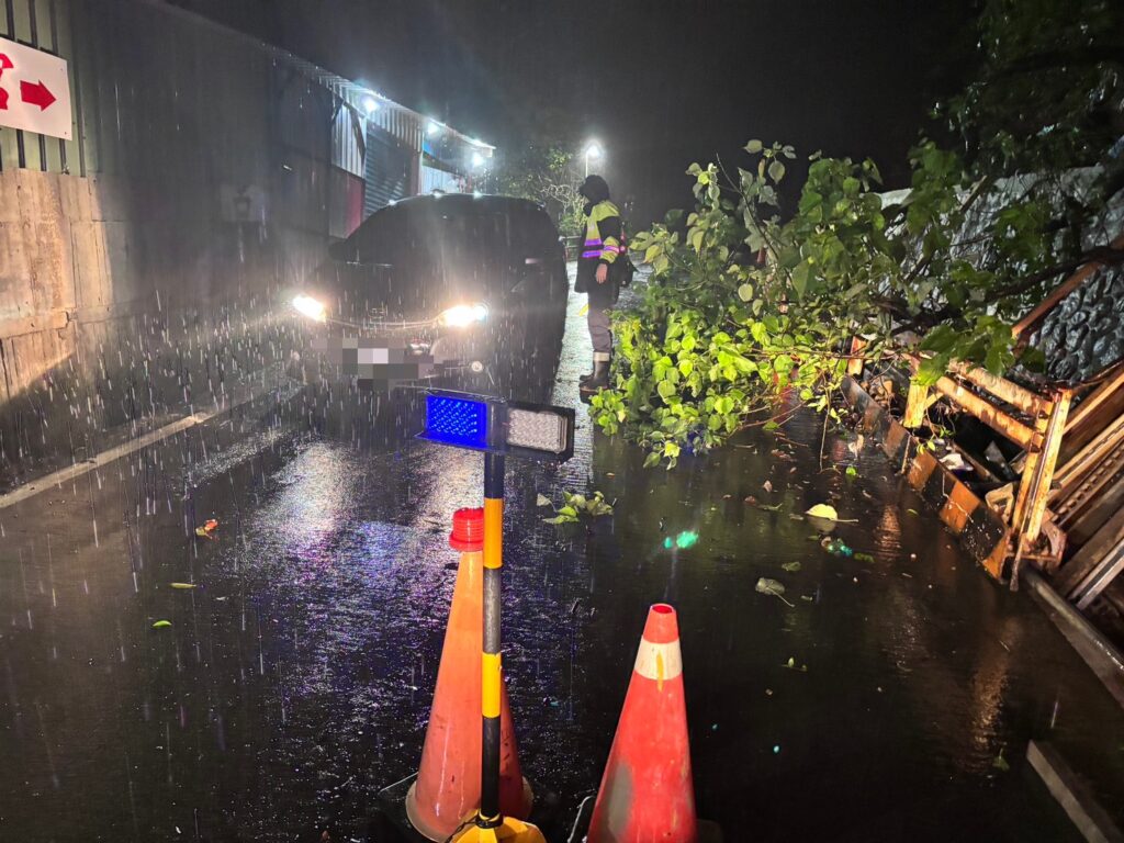 山坡土石滑落佔車道　基二警即刻排除恢復通行 - https://www.watchmedia01.com