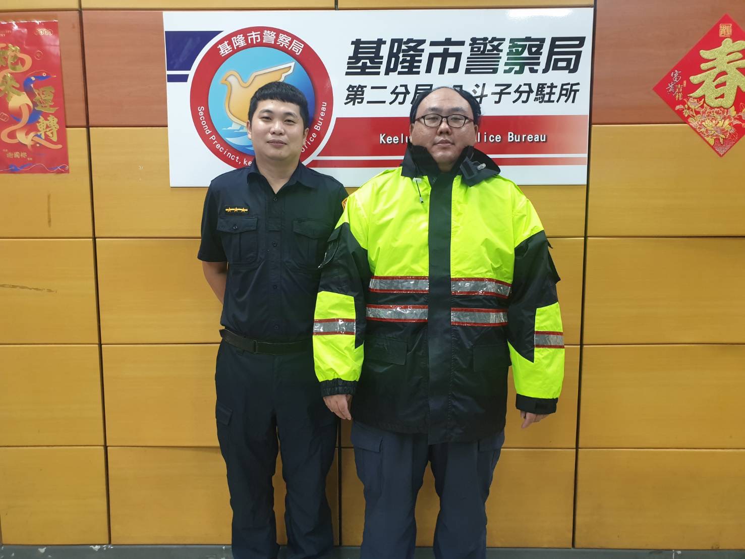 山坡土石滑落佔車道　基二警即刻排除恢復通行