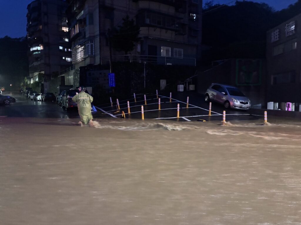 警方於現場排除災害並疏導交通，更協助送民眾返家。(圖／記者薛秀蓮 翻攝)